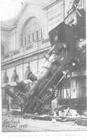  1900-1914 Locomotive Granville Paris accident du 22 octobre 1895 suspendue a la facade la gare Montparnasse_new.jpg 